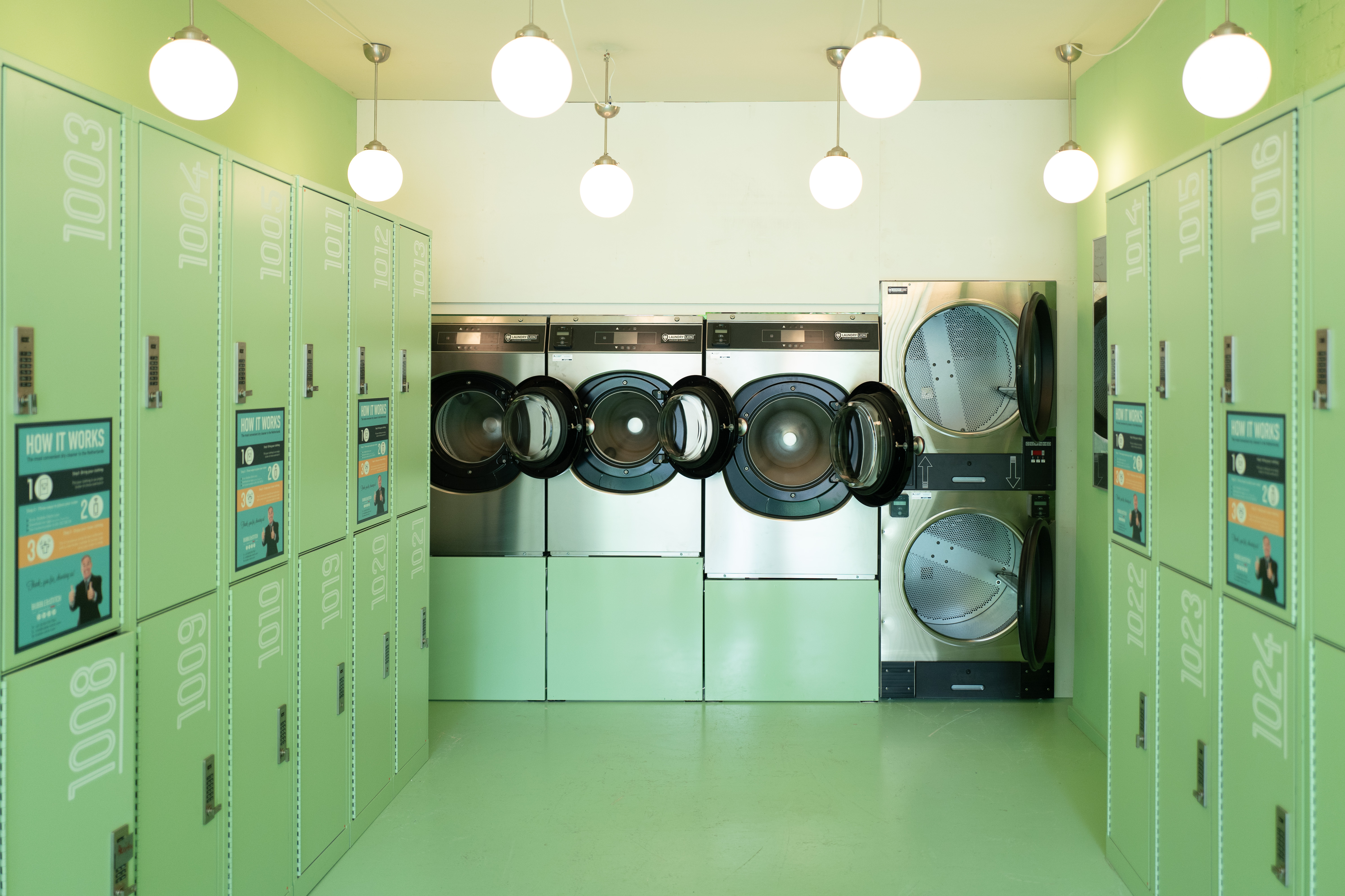 Moderne wasserette van Bubble&Stitch in Amsterdam met hypermoderne wasmachines en lockers